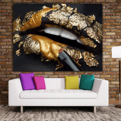 Tablou canvas buze aurii portret femeie fundal negru foita de aur black and gold design fineart pentru camera de vis sau living modern