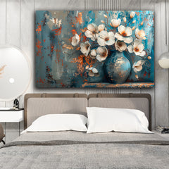 Tablou canvas abstract cu flori albe in vaza pe fundal turcoaz