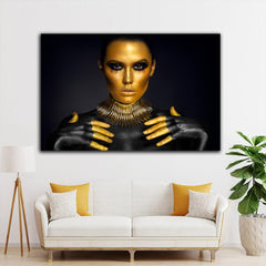 Tablou canvas femeie cu fata si mainile aurite pe fundal negru