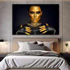 Tablou canvas femeie cu fata si mainile aurite pe fundal negru