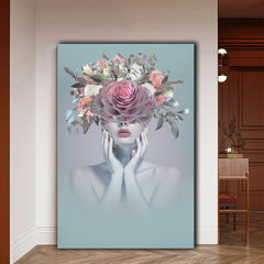 Tablou canvas femeie cu trandafiri in cap pe fundal gri