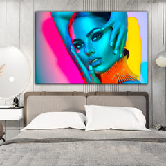 Tablou canvas femeie machiata cu accesorii si lumini colorate