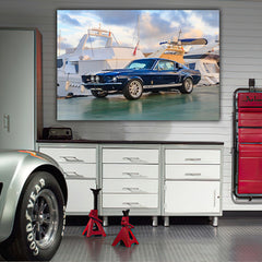 Tablou canvas cu masini Ford Mustang albastru cu dungi albe in port