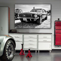 Tablou canvas cu masini Ford Mustang alb-negru la expozitie auto