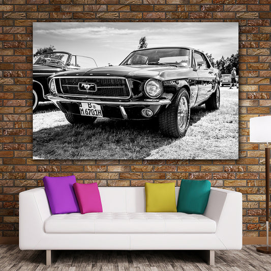 Tablou canvas cu masini Ford Mustang alb-negru la expozitie auto