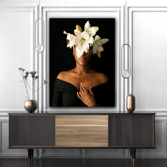 Tablou canvas femeie cu flori crini albi in cap si fundal negru pentru living modern design interior walldecor