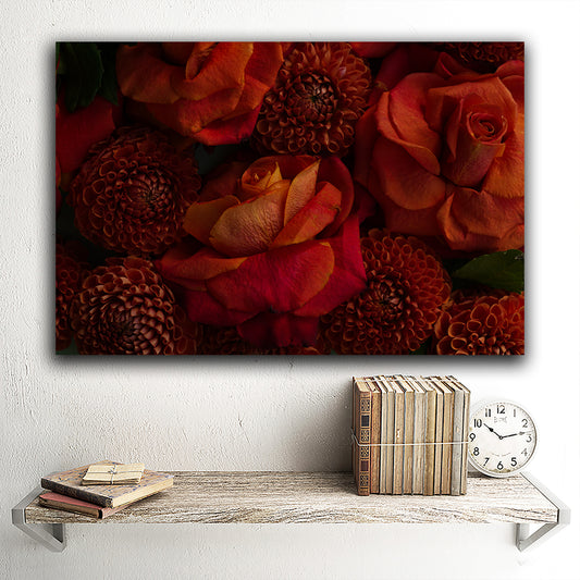 Tablou canvas flori rosii portocalii intunecate frunze de trandafir tonuri inchise