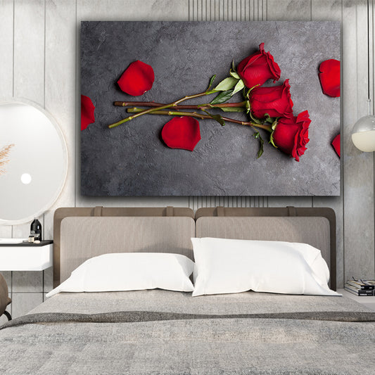 Tablou canvas trei fire de trandafiri rosii inconjurati de petale