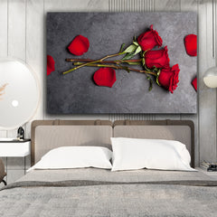 Tablou canvas trei fire de trandafiri rosii inconjurati de petale