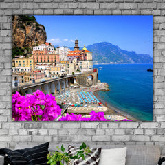 Tablou canvas peisaj cu coasta orasului Amalfi Italia acoperit de flori mov