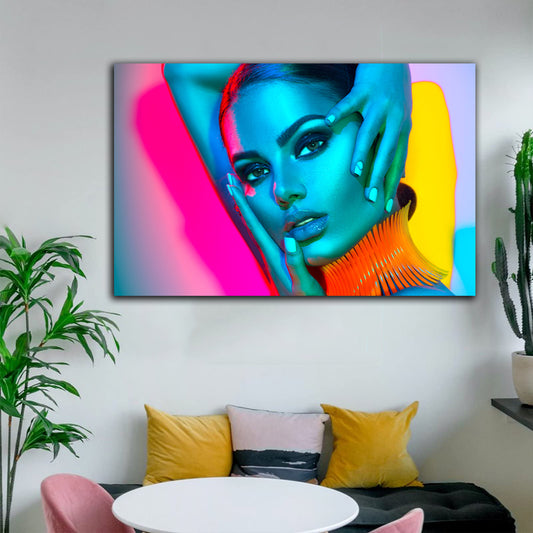 Tablou canvas femeie machiata cu accesorii si lumini colorate