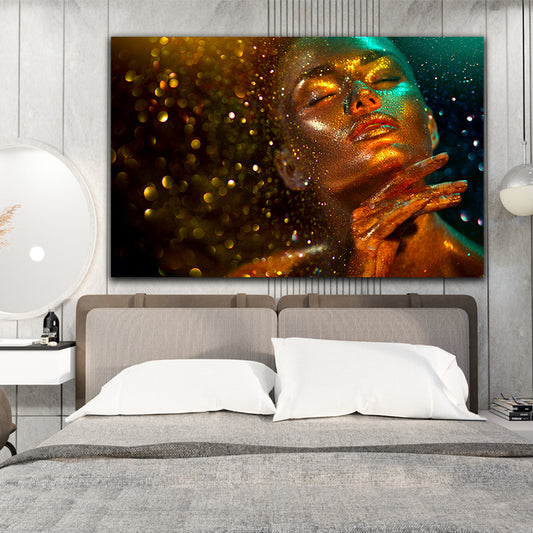 Tablou canvas femeie machiata cu sclipici turcoaz si auriu