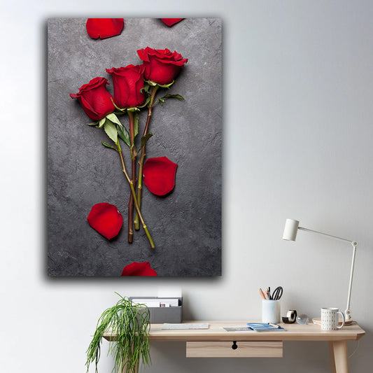 Tablou canvas trei fire de trandafiri rosii inconjurati de petale